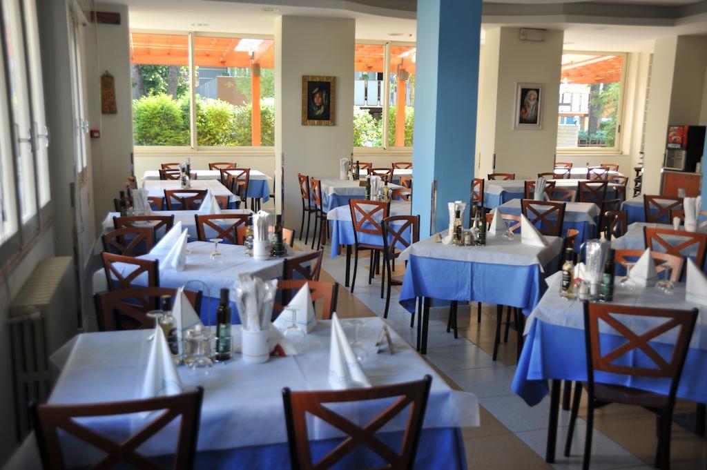 Hotel Metron Cesenatico Esterno foto