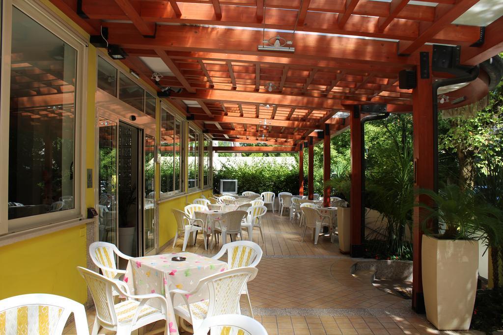 Hotel Metron Cesenatico Esterno foto
