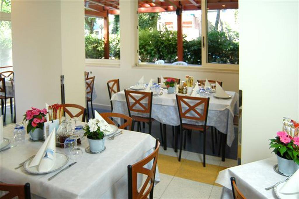 Hotel Metron Cesenatico Esterno foto